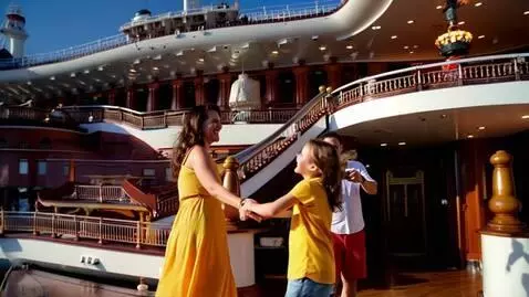 AI Video from prompt: создай видео, где счастливая семья (мама, папа и