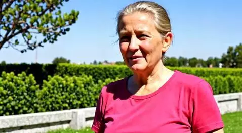 AI Video from prompt: Бабушка говорит : смотрите какой ремень красивый