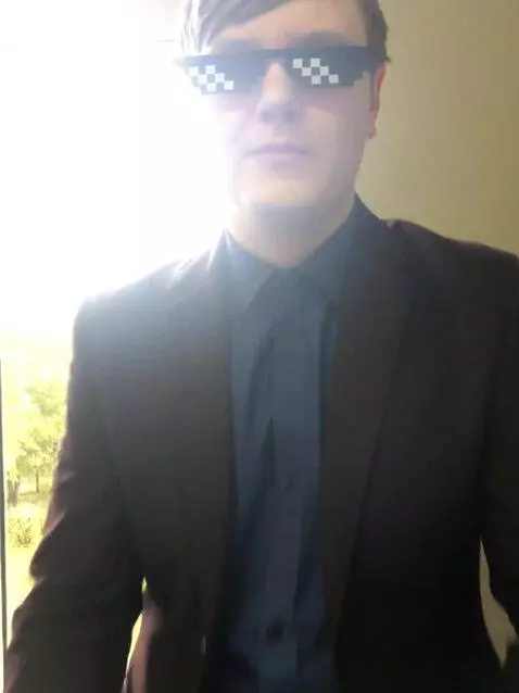 AI Video from prompt: Мужчина встает с кресла, достает катану огня из 