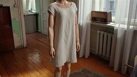 AI Video from prompt: фигуристая киборг 25 лет в рост, фотография, сму