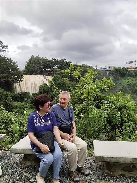 AI Video from prompt: Мужчина и женщина на фоне водопада мило беседуют