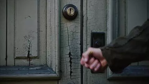 AI Video from prompt: Мужской кулак стучится в старую потрескавшуюся д