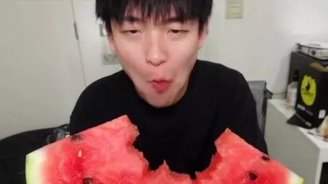 AI Video from prompt: Make a video of eating watermelon  during 1 minu