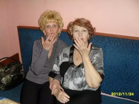 AI Video from prompt: Две женщины улыбаются и посылают воздушный поцел