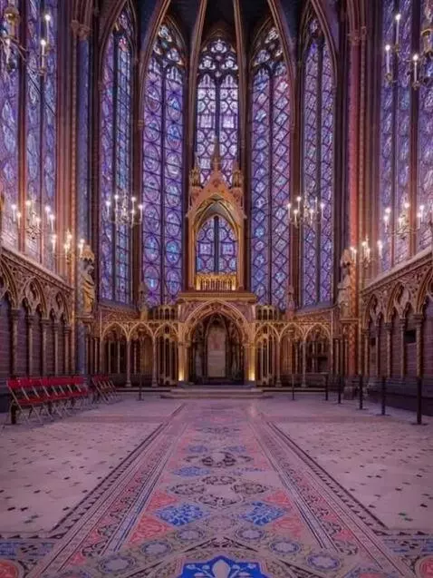 AI Video from prompt: People in the cathedral, praying for help.
