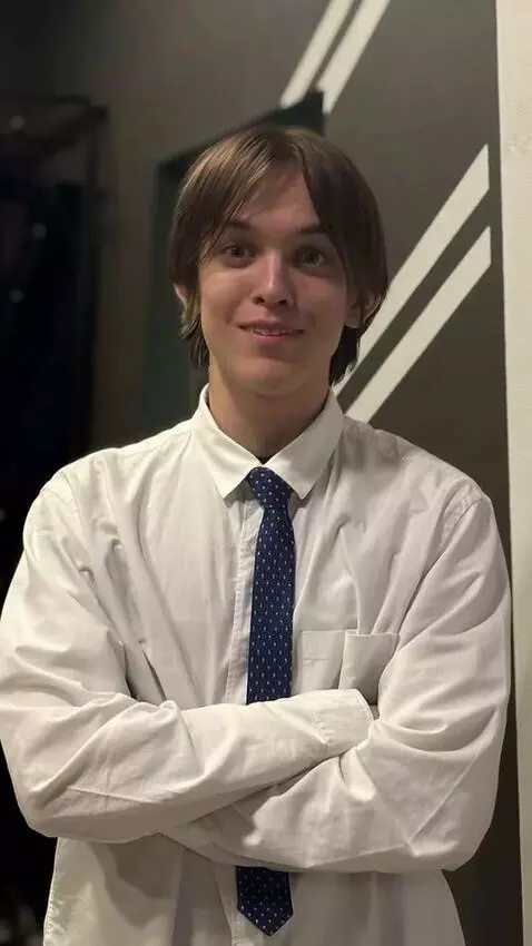 AI Video from prompt: This guy fall wrom sky to china