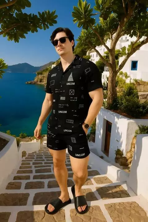 AI Video from prompt: Seorang pria sedang  mempromosikan baju dan cela