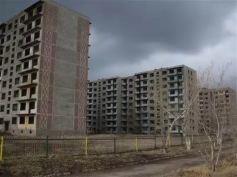 AI Video from prompt: На улице дождь и гром. Говорит диктор шепотом "Э