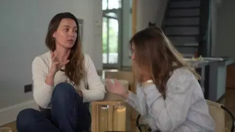 AI Video from prompt: Создай кружок как в тг где девушка говорит логик