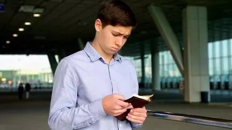 AI Video from prompt: estudiante en aeropuerto mirando su billetera va