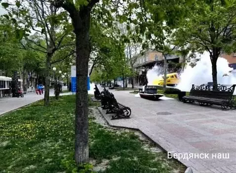 AI Video from prompt: По дороге едет катер большой с волнами по волнам