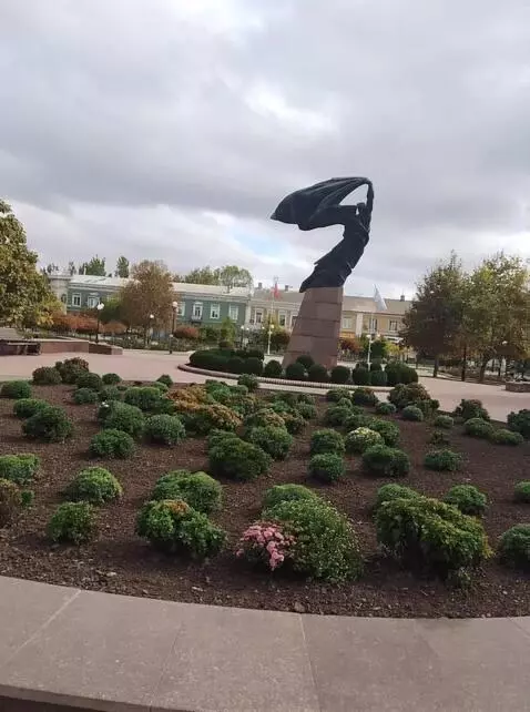 AI Video from prompt: Пролетает горящий пассажирский самолёт вверху сп