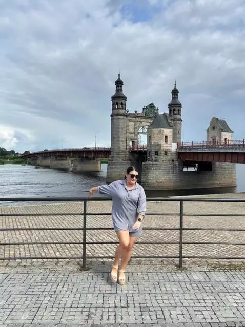 AI Video from prompt: Видео в стиле музыкального клипа. Девушка, ощуща