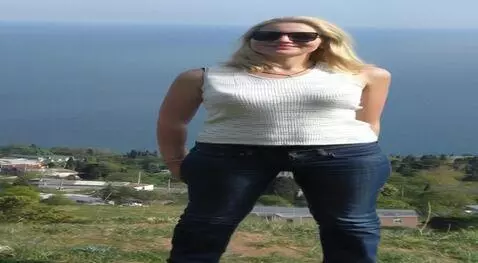 AI Video from prompt: Снимает свитер, жарко