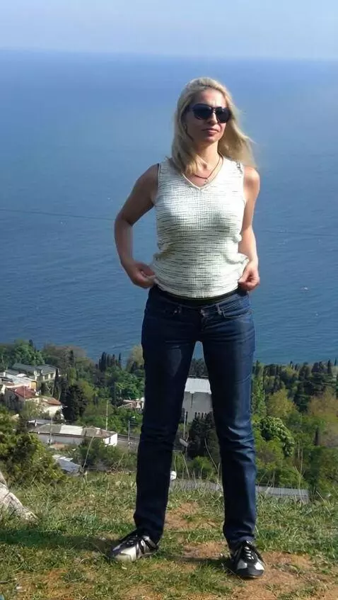 AI Video from prompt: Снимает свитер, жарко