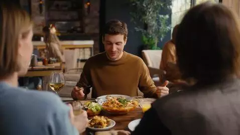 AI Video from prompt: Создай видеоролик с человечком где он готовит пл