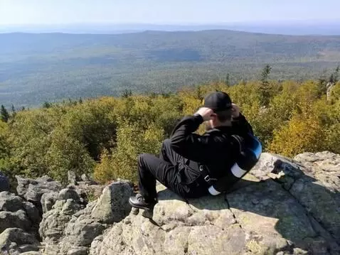 AI Video from prompt: Улетает в космос  на реактивном ранце