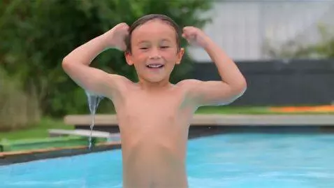 AI Video from prompt: Мальчик  принимает душ и танцует быстро