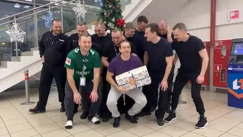 AI Video from prompt: Подбегают девушки в бикини и начинается  дискоте