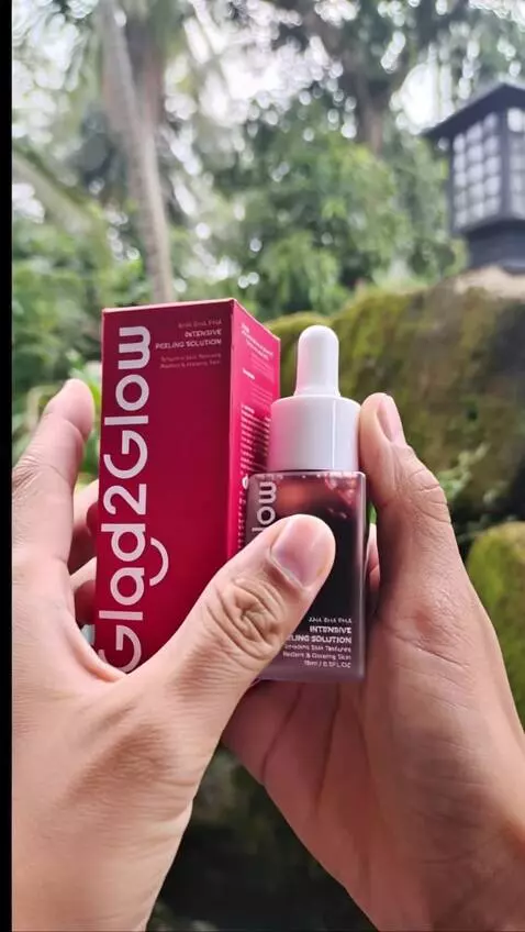 AI Video from prompt: buat tangannya bergerak perlahan ke kanan dan ke