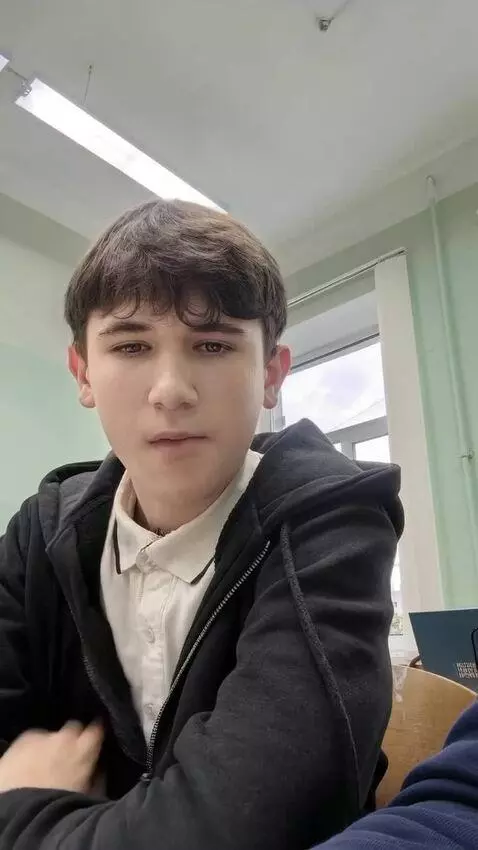 AI Video from prompt: сделай видео где этот человек начинает готовить 