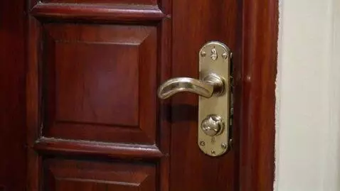 AI Video from prompt: Сделай сцену где кто то стучит в дверь в квартир