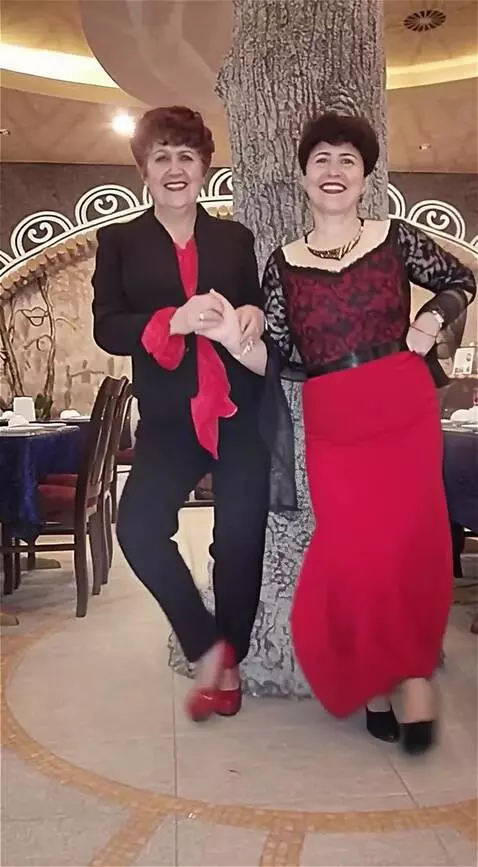 AI Video from prompt: Девушки  танцуют ламбаду и улыбаются