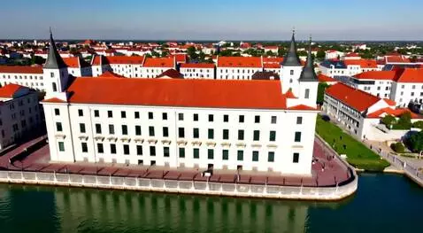 AI Video from prompt: 3000 yılında bir eczaneyi bitişik nizamda bulunu