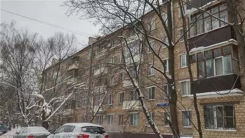 AI Video from prompt: Старые дома постепенно разрушаются.