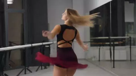 AI Video from prompt: 18 летняя стройная девушка блондинка в спортзале