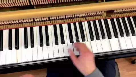 AI Video from prompt: Пианист на концерте не  попадает во все ноты и в