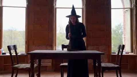 AI Video from prompt: колдунья должна повернуться к своему столу