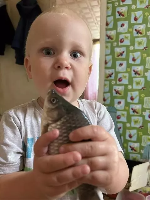 AI Video from prompt: "На фотографии изображен милый мальчик примерно 