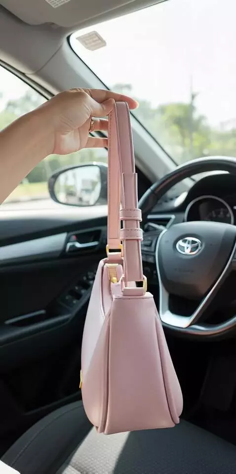 AI Video from prompt: buat tangannya bergerak perlahan ke kanan dan ke