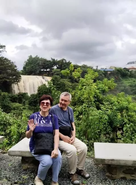 AI Video from prompt: женщина рассказывает мужчине о красоте природы