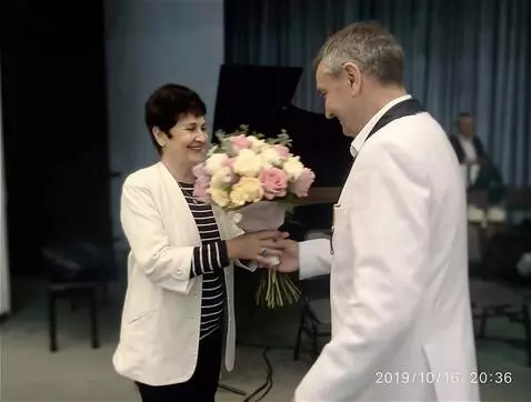 AI Video from prompt: Мужчина женщине дарит цветы