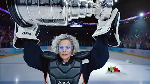 AI Video from prompt: Женщина, модель 40 лет, модельной внешности, кра