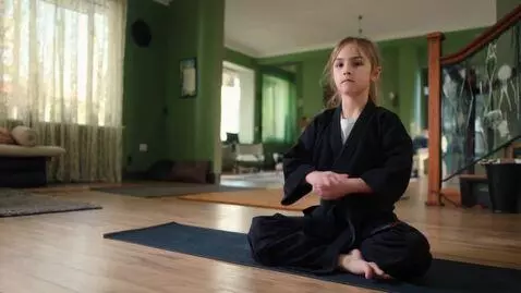 AI Video from prompt: Девочка в карате костюме с черным поясом