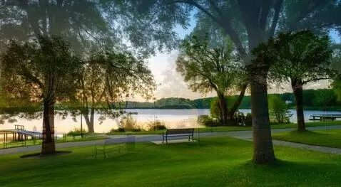 AI Video from prompt: Конь бежит быстро к озеру и прыгает в него