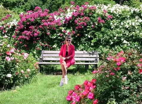 AI Video from prompt: на цветах бабочки летают, женщина улыбается, пыт