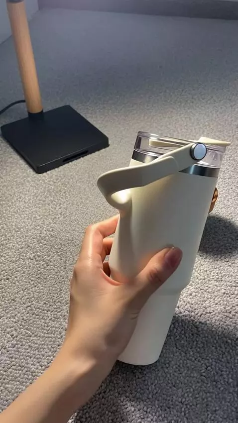 AI Video from prompt: buat tangannya bergerak perlahan ke kanan dan ke