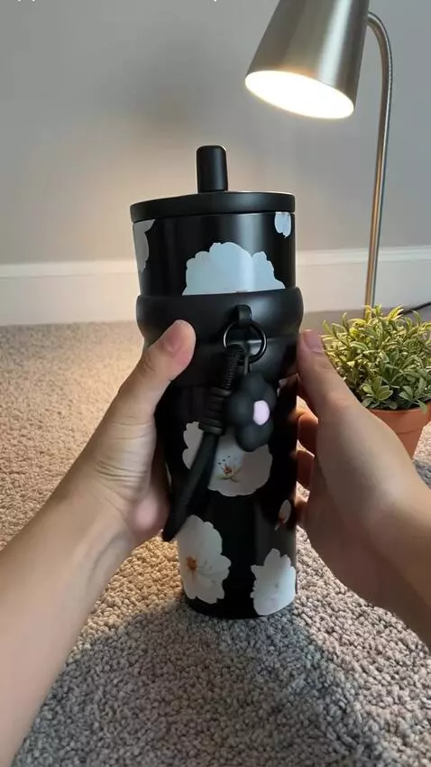 AI Video from prompt: buat tangannya bergerak perlahan ke kanan dan ke