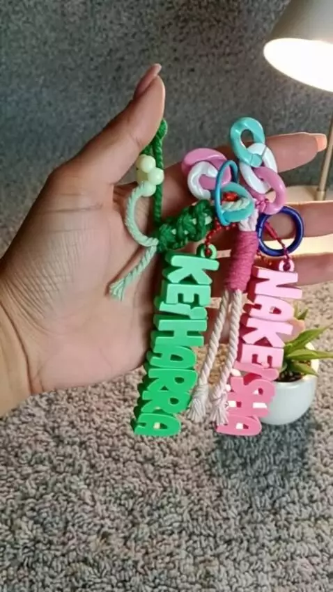 AI Video from prompt: buat tangannya bergerak perlahan ke kanan dan ke