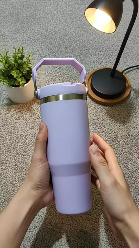 AI Video from prompt: buat tangannya bergerak perlahan ke kanan dan ke