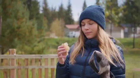 AI Video from prompt: Девочка какает