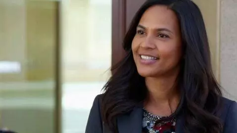 AI Video from prompt: > (Kadr: ayol bank binosiga kirib keladi, jilmay