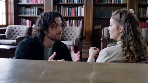 AI Video from prompt: Гарри Поттер говорит с Гермионой