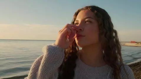 AI Video from prompt: спрей в нос с морской водой красивое видео для р