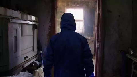 AI Video from prompt: Видео в стиле Советского Союза: человек в костюм