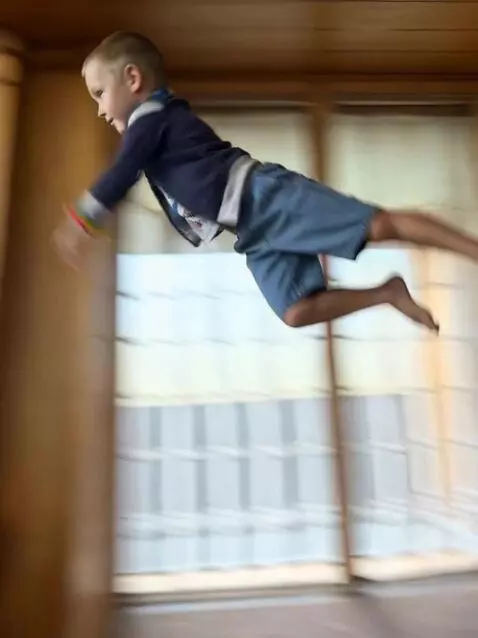 AI Video from prompt: Сделай видео: Человек паук летает на паутине и п